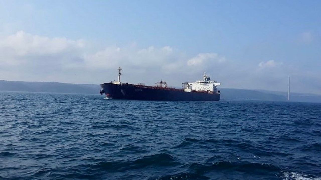 İstanbul Boğazı'nda arızalanan petrol tankeri nedeniyle gemi trafiği durduruldu