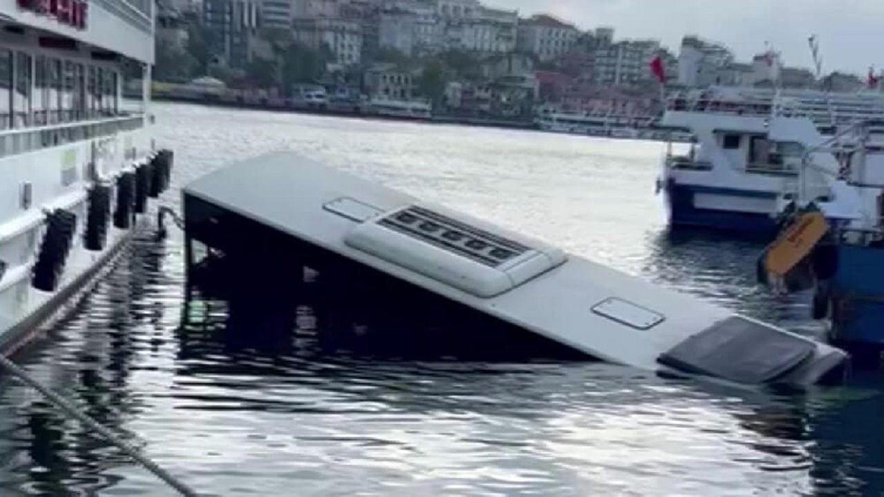 Eminönü'nde park halindeki İETT otobüsü denize düştü