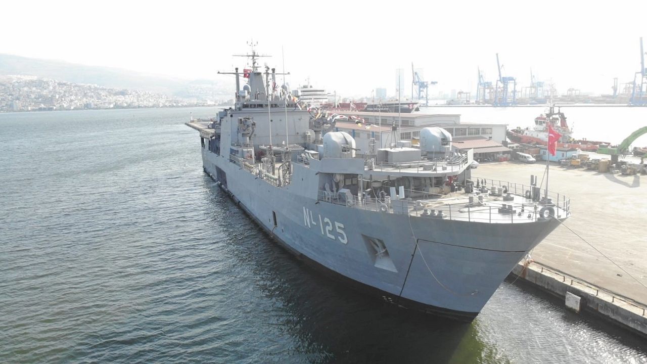 TCG Burgazada ve TCG Osmangazi gemileri İzmir'de ziyarete açıldı