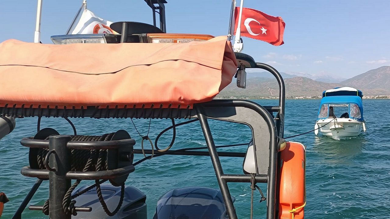 Fethiye'de sürüklenen tekneyi KIYEM ekipleri kurtardı