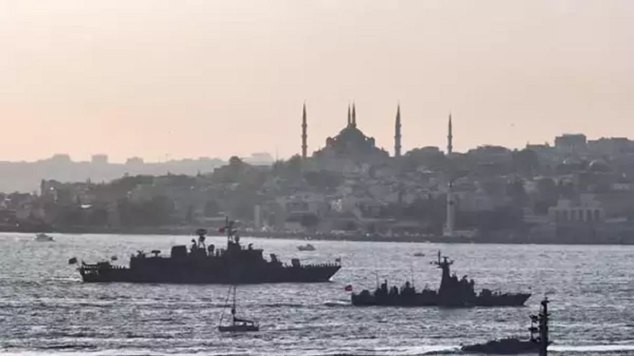 Türk donanmasının 100 gemisi İstanbul Boğazı’ndan geçti