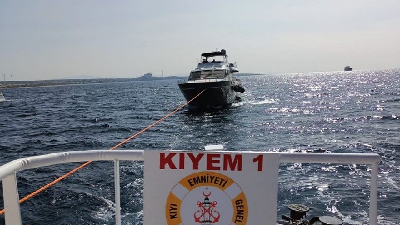 Çanakkale Boğazı’nda su alan ve içinde 4 kişi bulunan tekne kurtarıldı