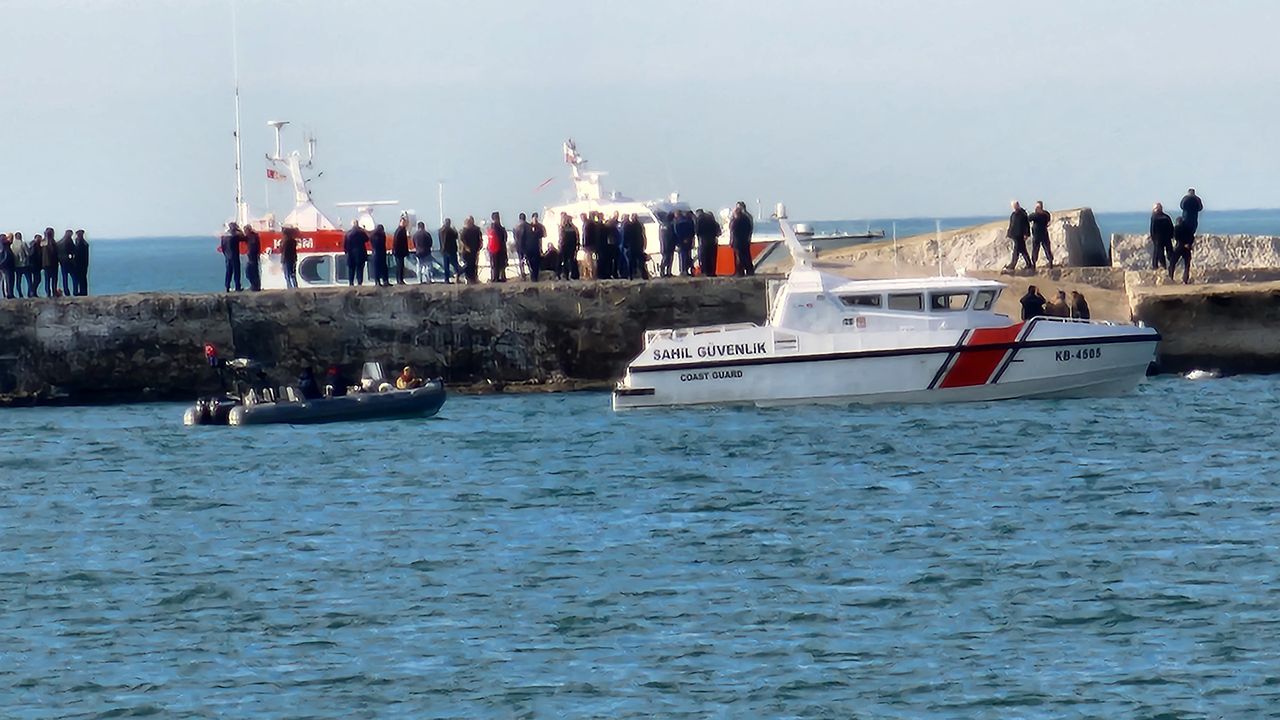 Kayıp 11 denizciyi arama çalışmaları sürüyor