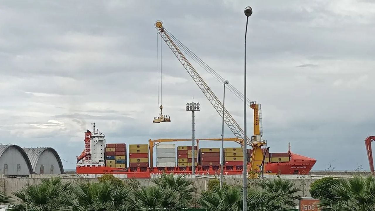 İlk konteyner gemisi Giresun Limanı’na geldi