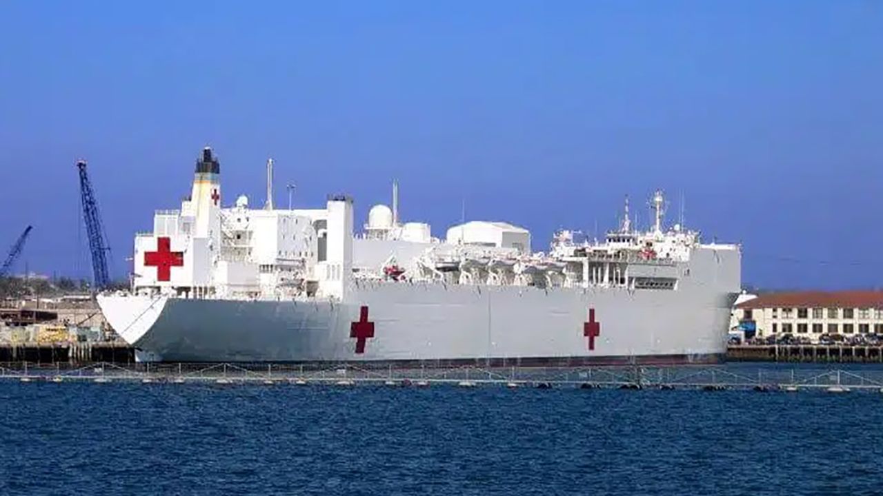 Fransız hastane gemisi Filistinlileri tedavi için Mısır'da