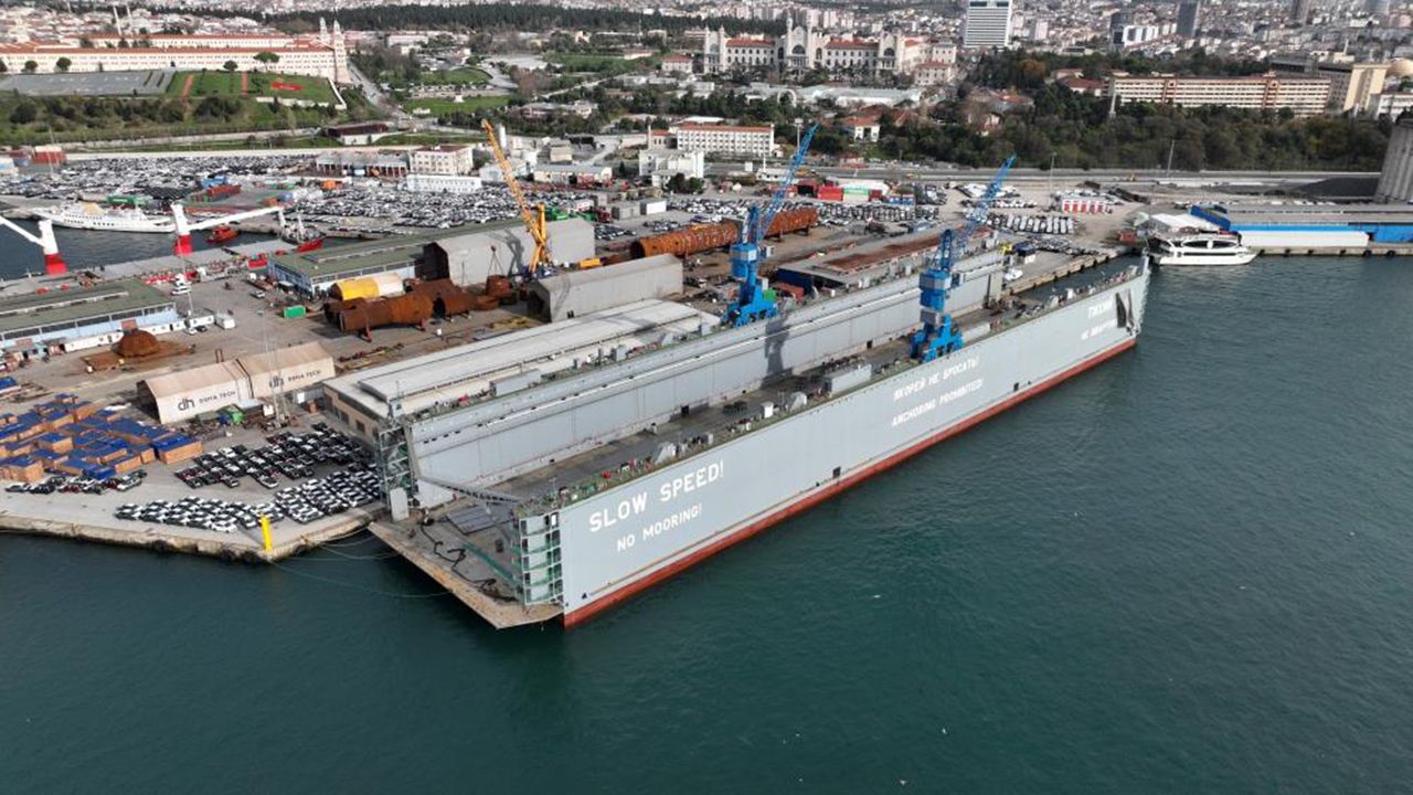 Türkiye'de üretilen en büyük yüzer havuz Haydarpaşa Limanı'nda