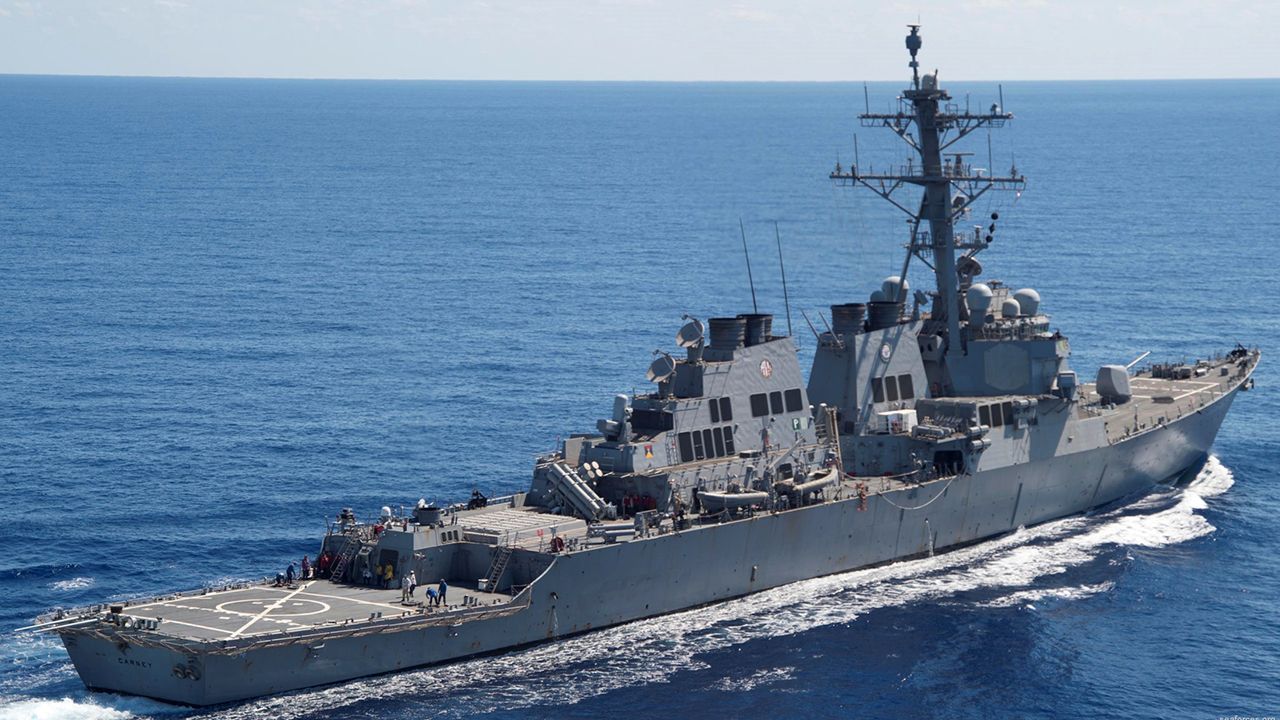 Kızıldeniz'de ABD savaş gemisine ve ticari gemilere saldırı