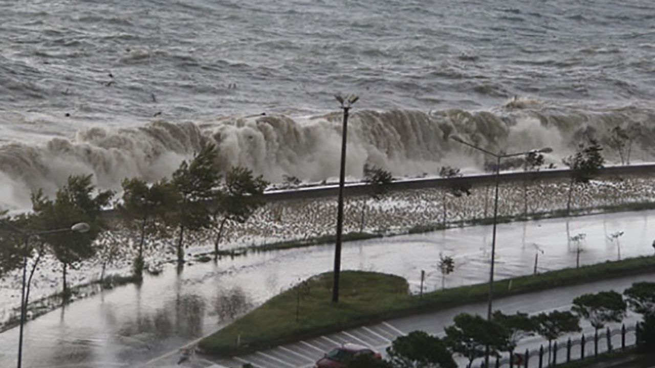 Fırtınadan zarar gören Karadeniz Sahil Yolu ve mendirekler için uyarı