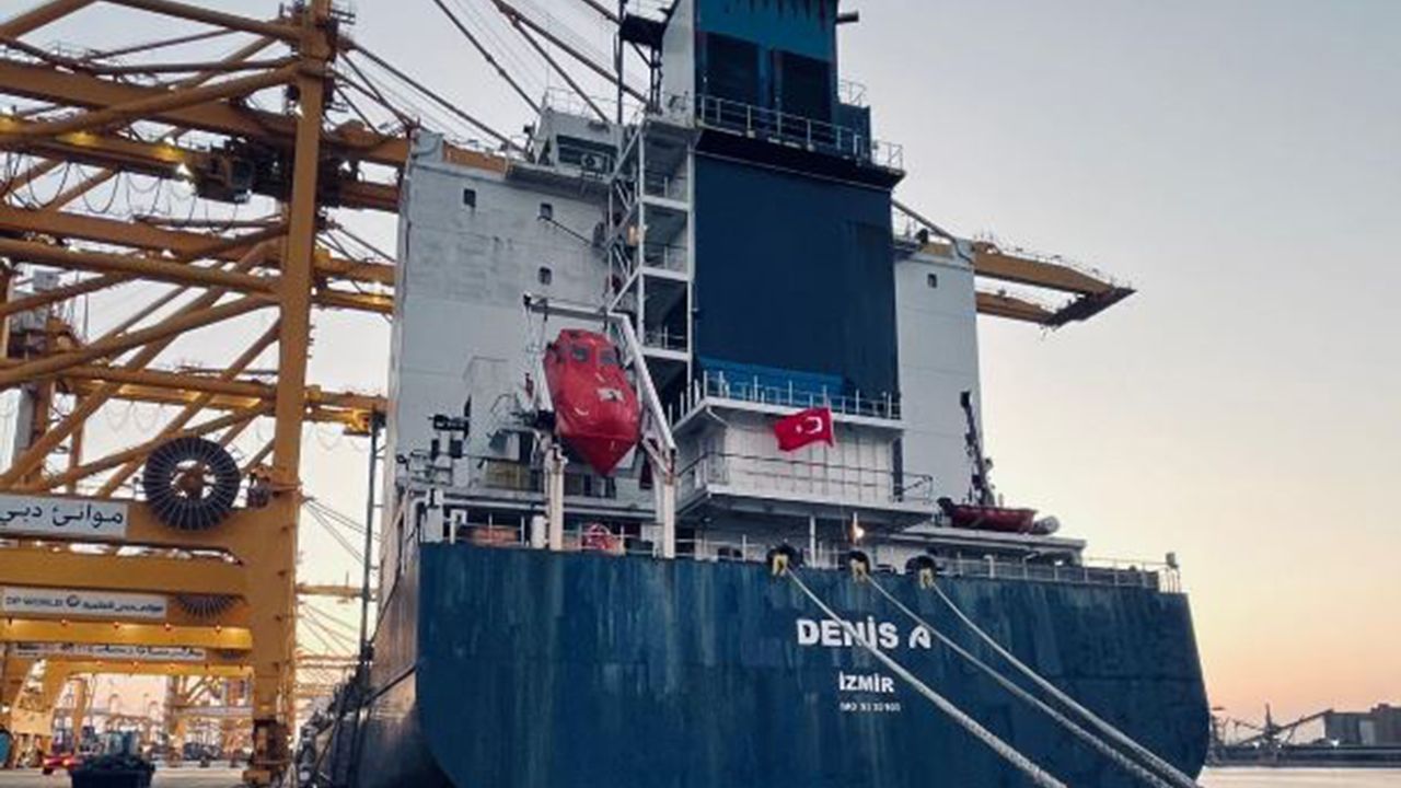 Arkas, DENİS A gemisine Türk bayrağı çekti