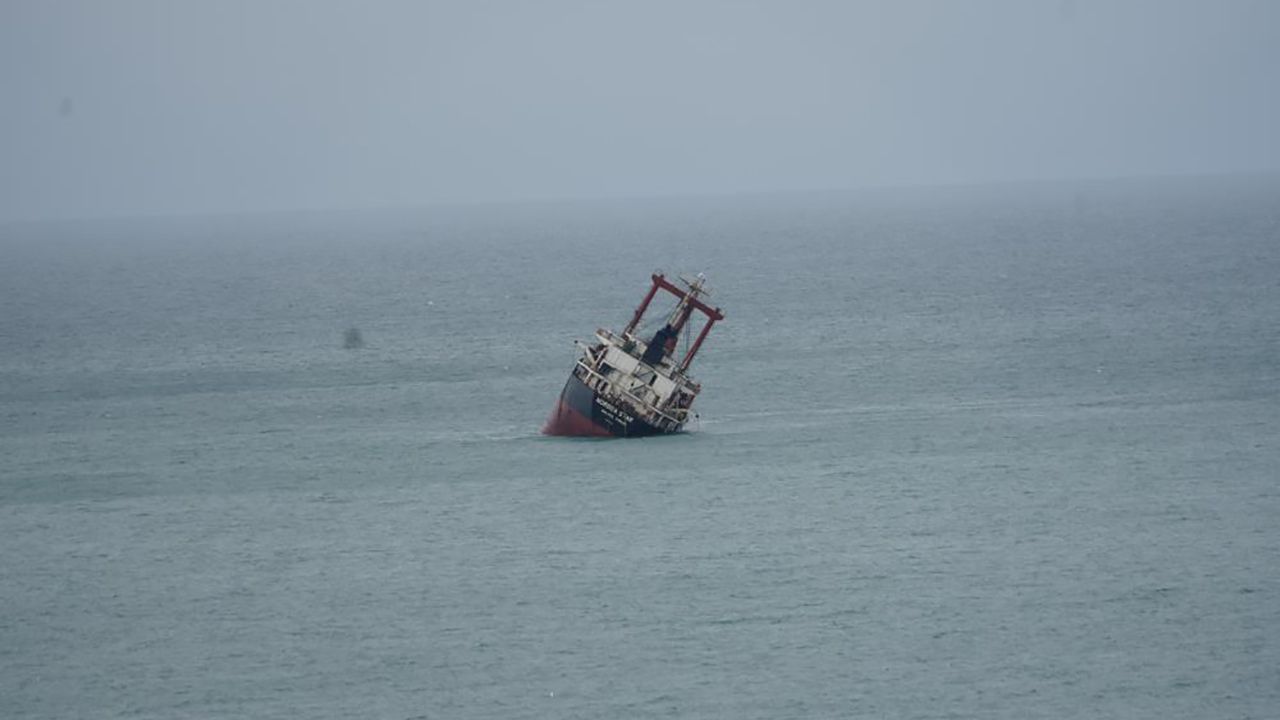 Romanya'da kontrolden çıkan gemi Kastamonu'da kıyıya vurdu