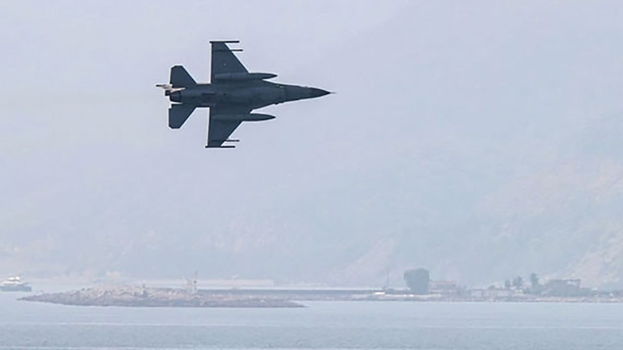 ABD'ye ait F-16 Sarı Deniz'de düştü