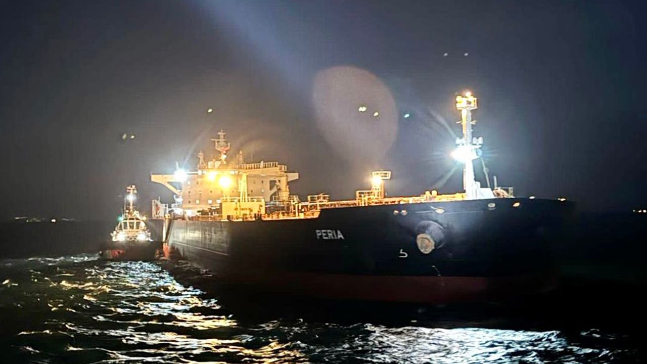 İstanbul Boğazı'nda arızalanan yakıt tankeri kurtarıldı