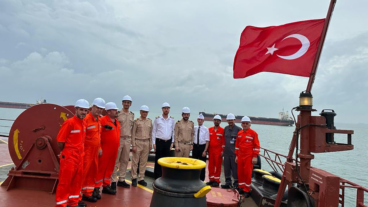 Denak D gemisi Türk bayrağı çekti