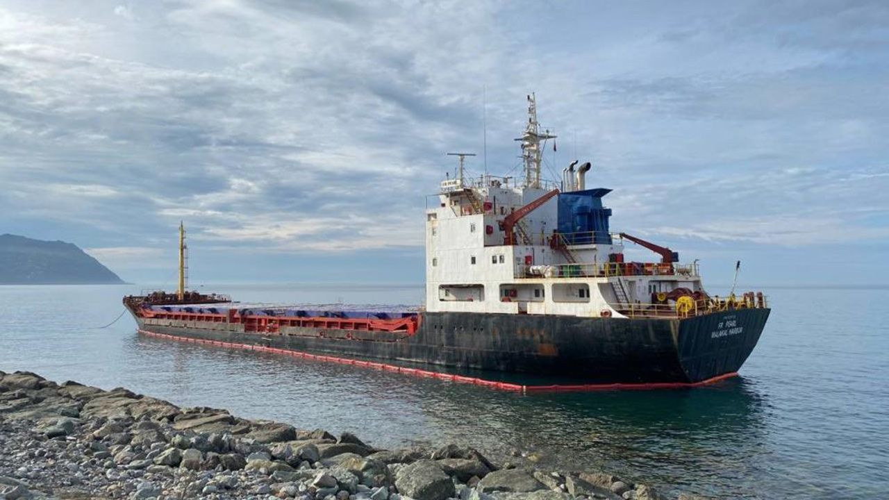 Hopa'da karaya oturan geminin onarım çalışması 40 gündür sürüyor