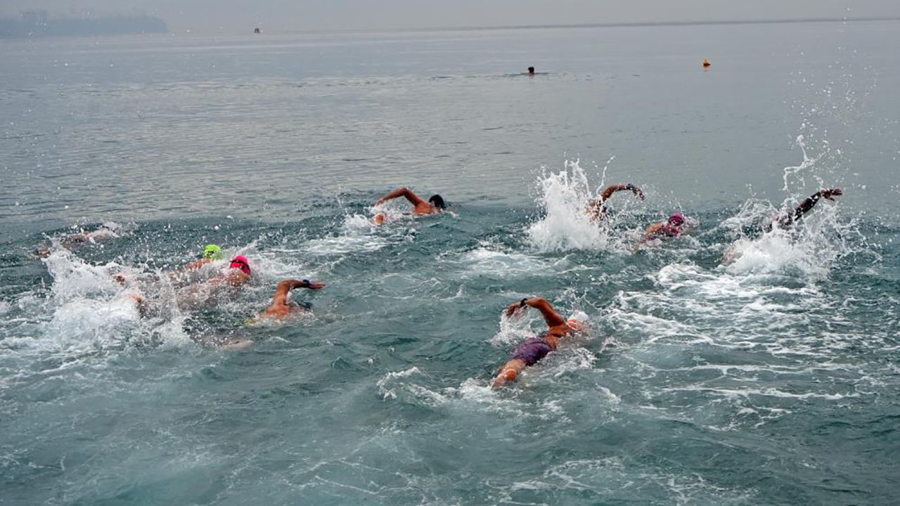Triatloncular deniz kirliliğine 'dur' demek için denize girdiler