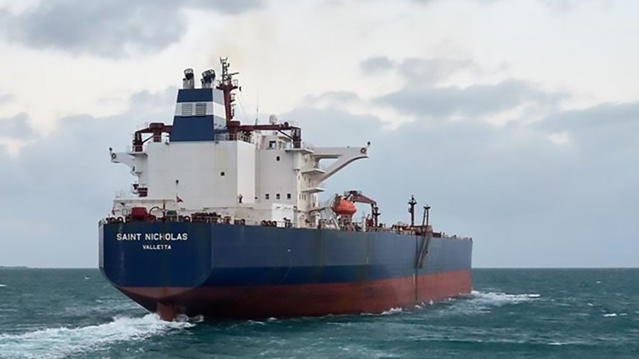 İzmir'e petrol getiren gemiye Umman açıklarında silahlı baskın