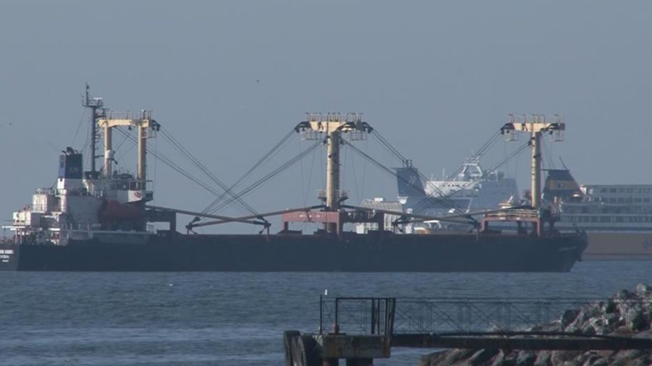 İstanbul Boğazı'nda iki gemi çatıştı