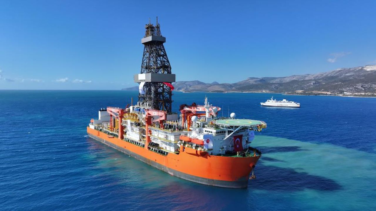 İki yeni sondaj gemisinden ilki Mersin Taşucu'na ulaştı