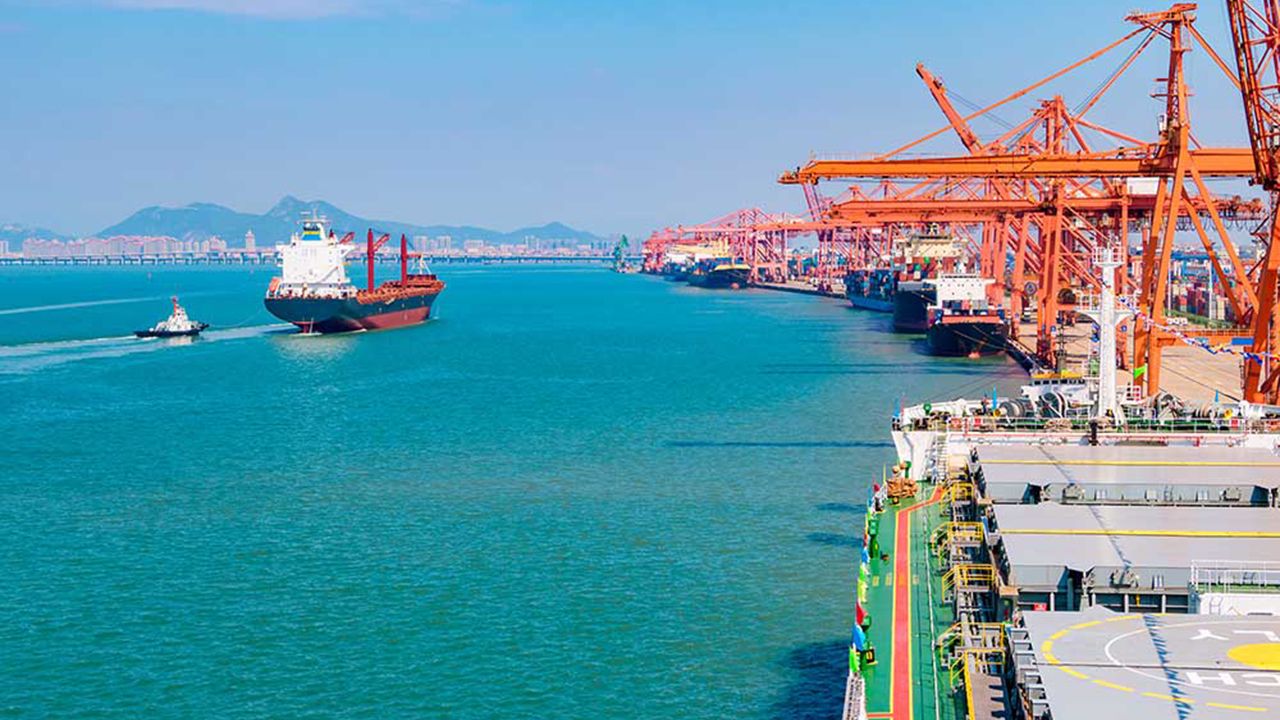 Çin limanları açıklarında gemilerin bekleme süreleri arttı