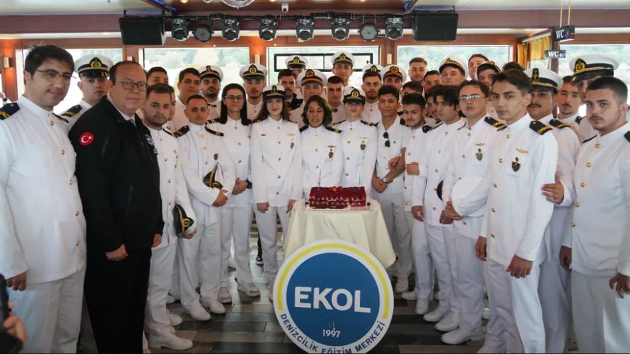 Ekol Denizcilik yeni mezunlarını Boğaz turuyla uğurladı