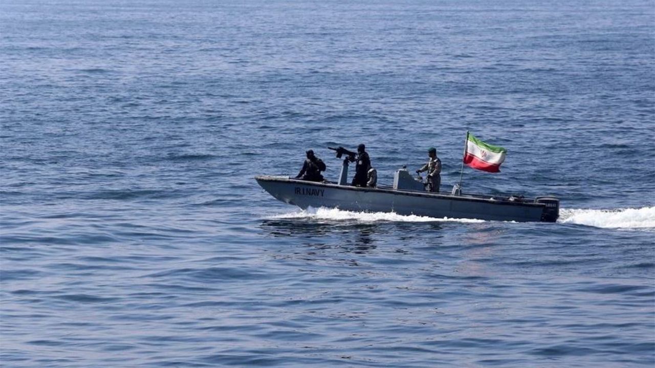 İran, 240 bin litre kaçak akaryakıt taşıyan tekneye el koydu