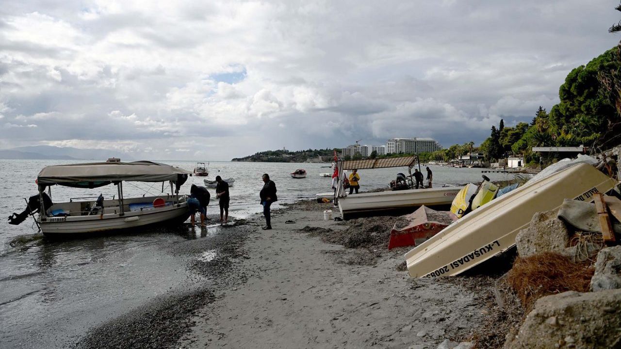 Kuşadası'nda fırtına balıkçı teknelerini vurdu
