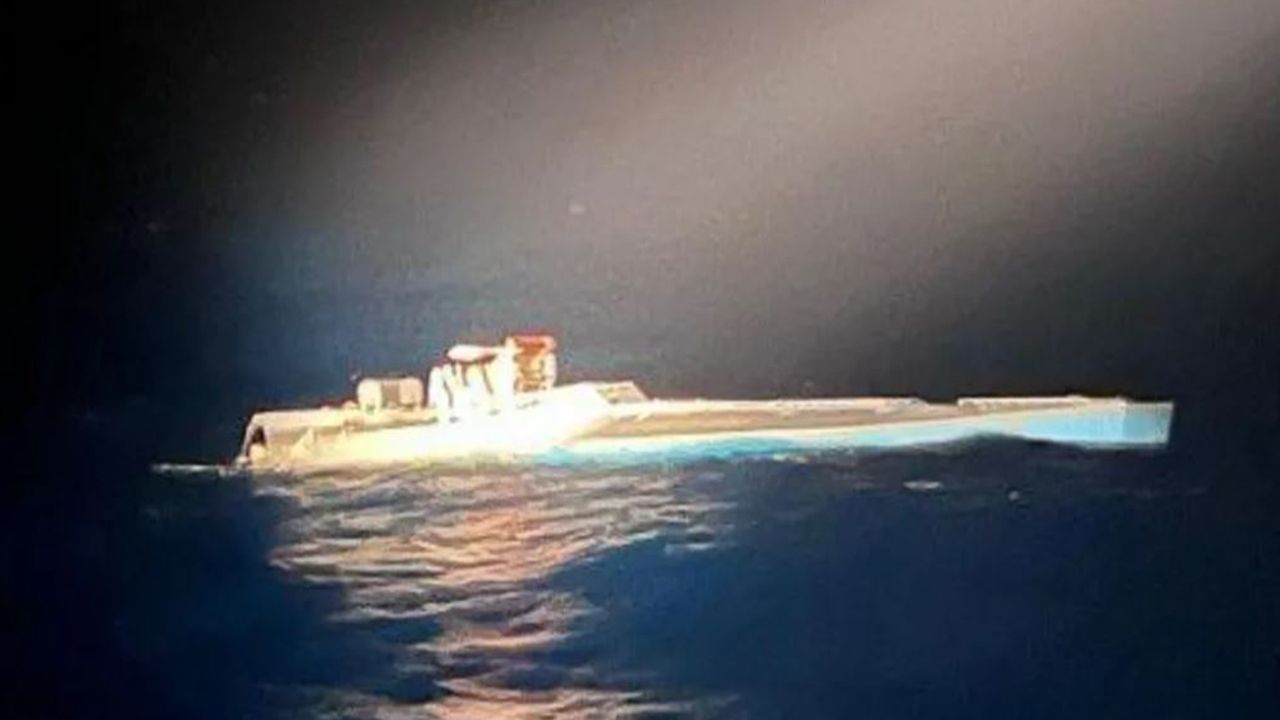 Atlas Okyanusu'nda 1,7 tonluk kokain taşıyan yarı-denizaltı ele geçirildi