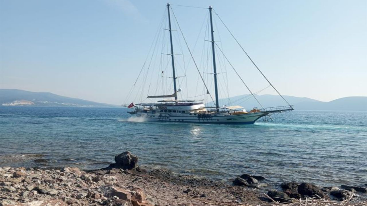 Bodrum'da yelkenli tekne karaya oturdu