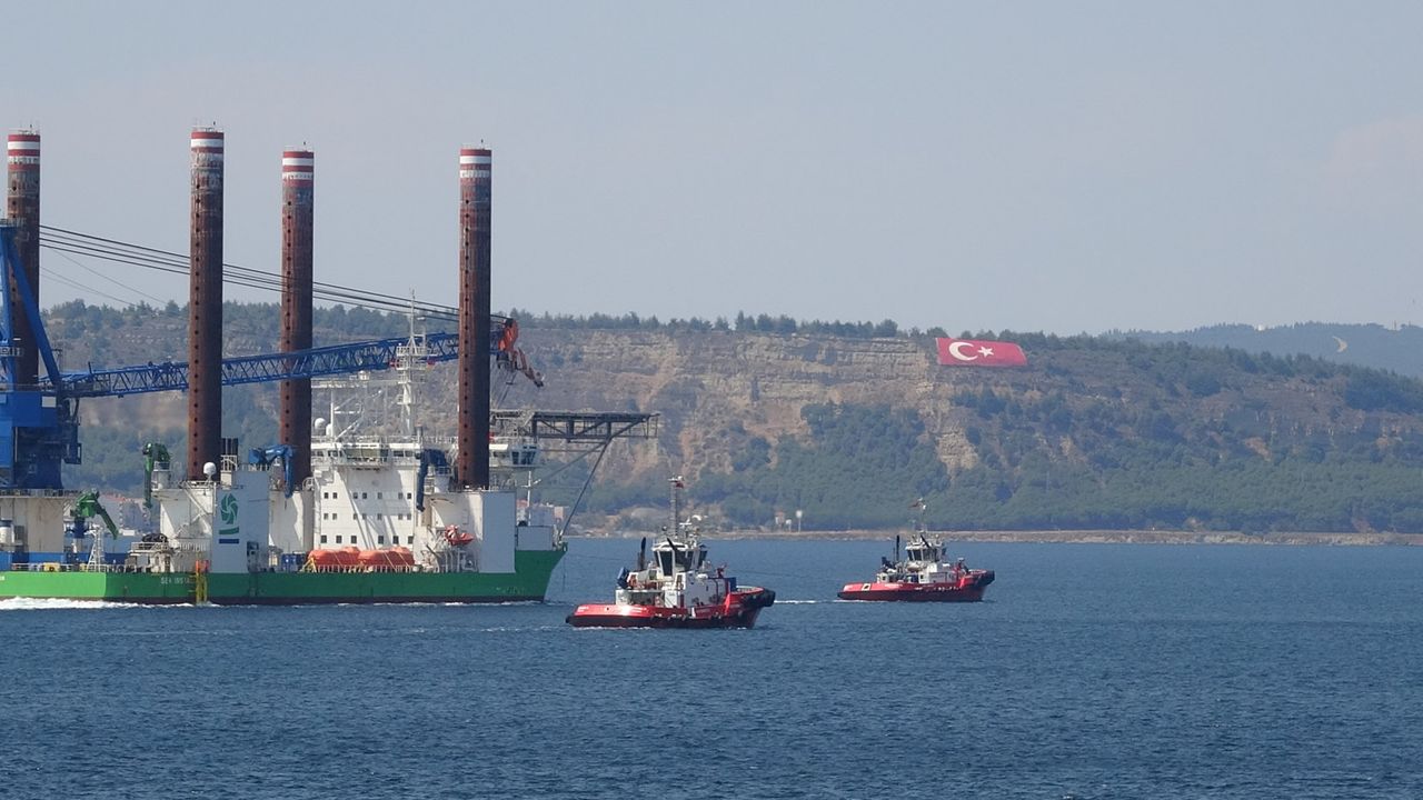 132 metrelik platform Çanakkale Boğazı’ndan geçti