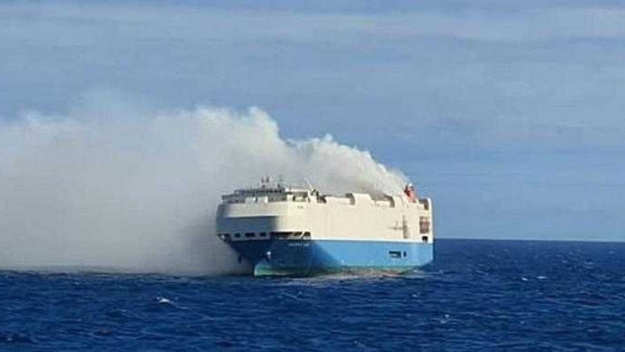 Atlas Okyanusu'nda lüks araçları taşıyan gemi sürükleniyor