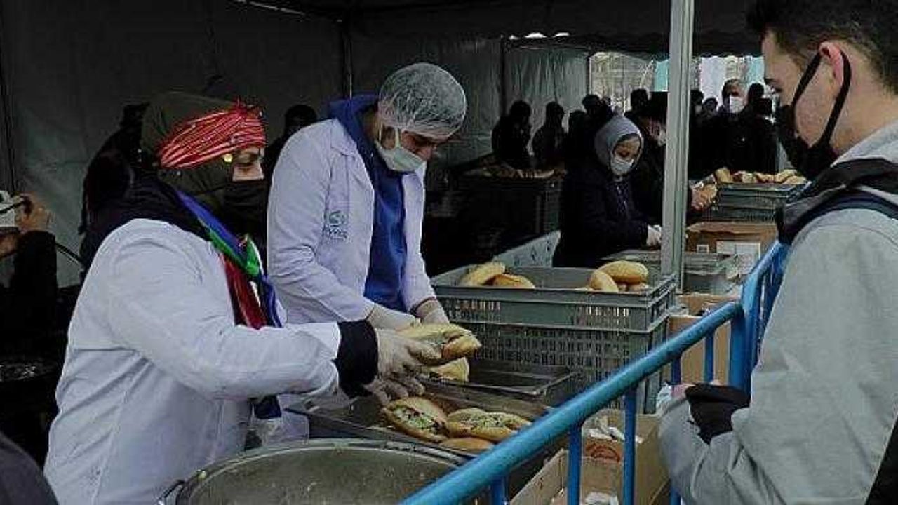 Beykoz’da 5 bin kişiye 1 ton hamsi ikramı