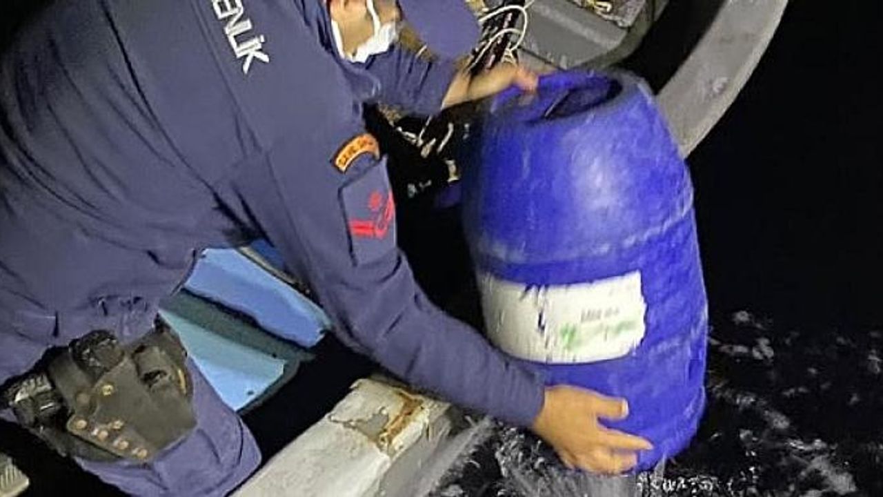 Çeşme'de kaçak deniz patlıcanı avcılığı yapan 5 kişiye suçüstü