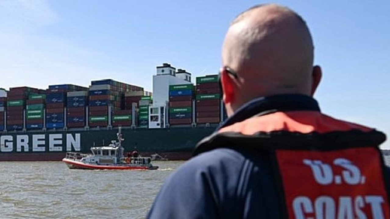 Dev kontenyer gemisi Chesapeake Körfezi'nde karaya oturdu