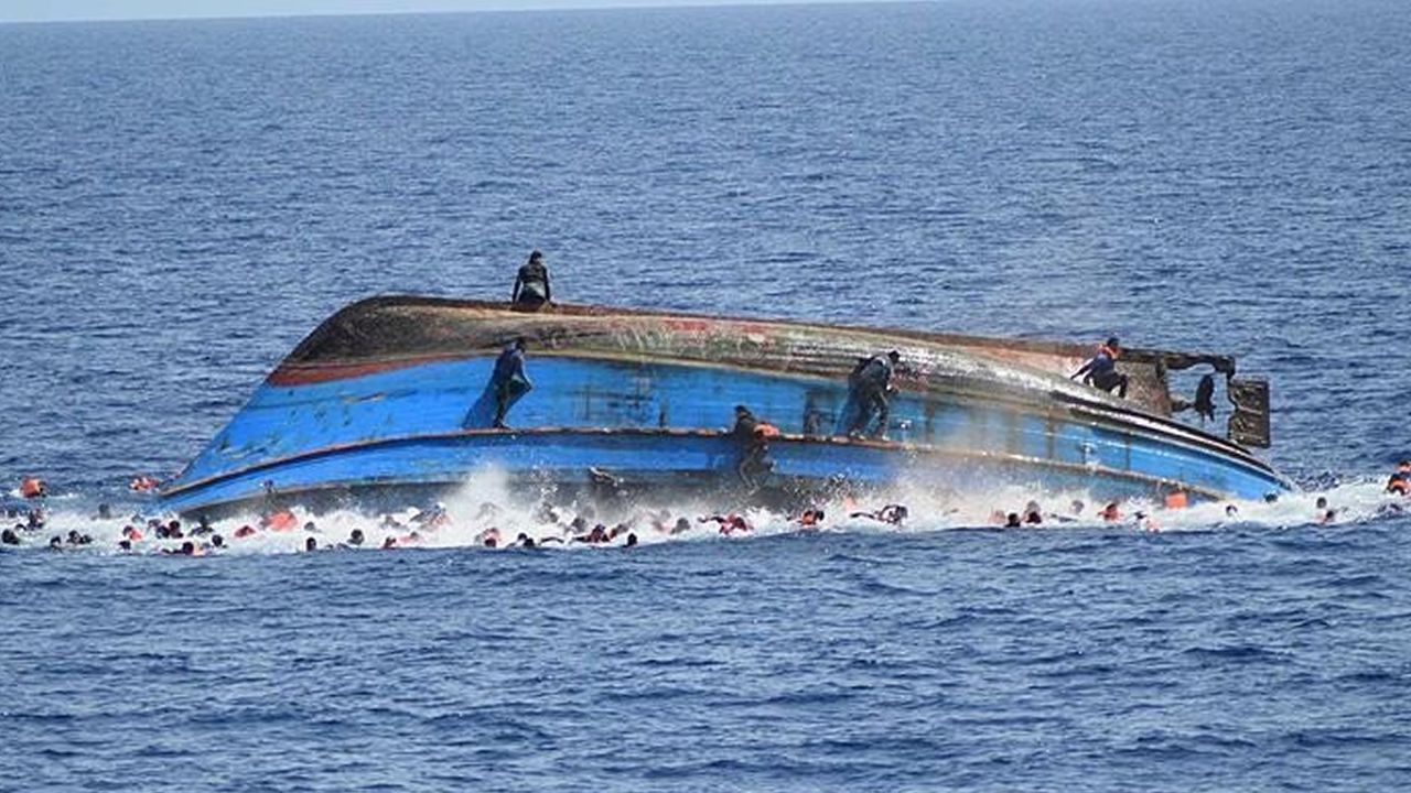 Hindistan'da yolcu teknesi battı