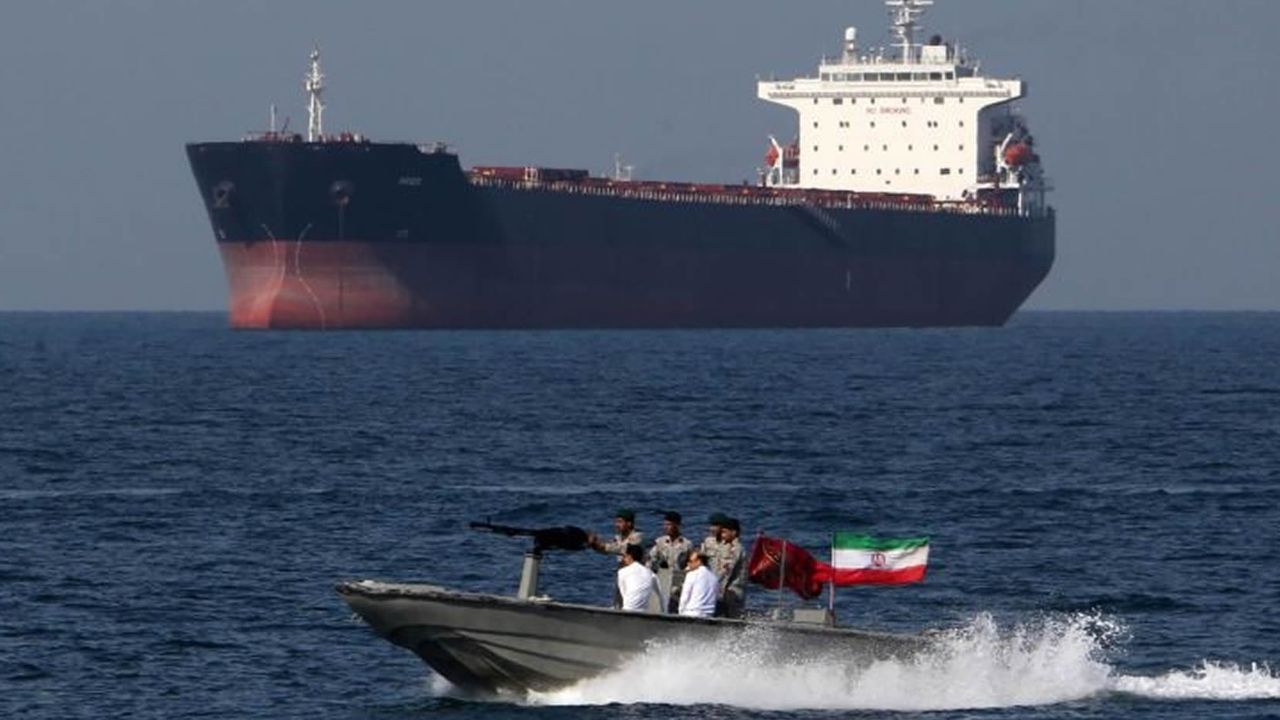 İran, Basra Körfezi'nde yabancı gemiye el koydu