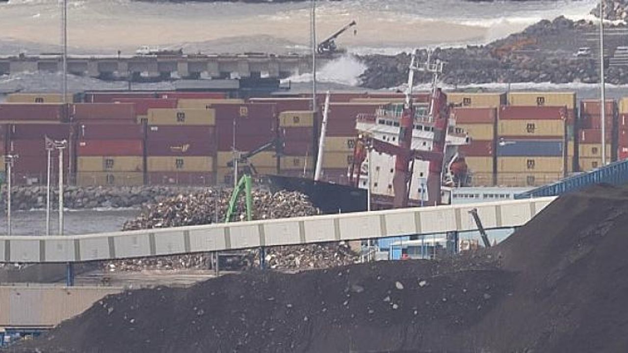İskenderun Körfezi'nde yük gemisi karaya oturdu