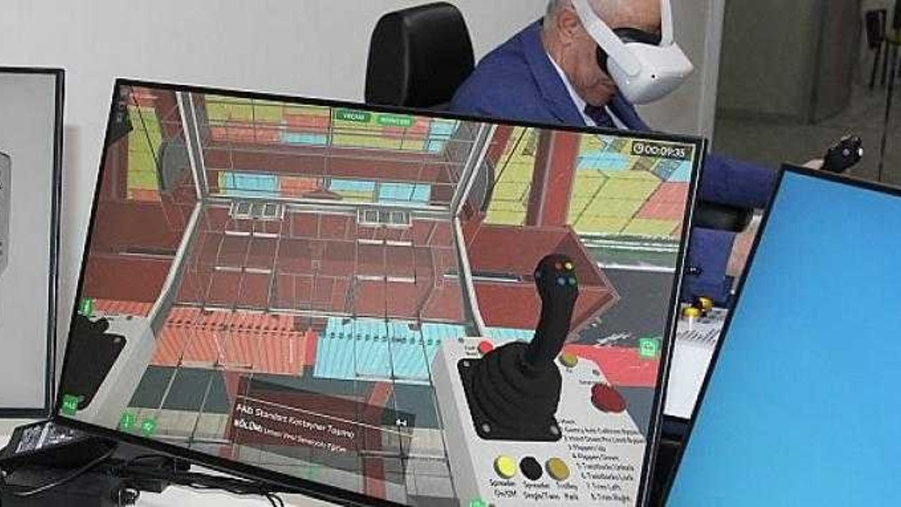 Akdeniz Belediyesi'nden simülatörlü liman vinç operatörlüğü eğitimi 