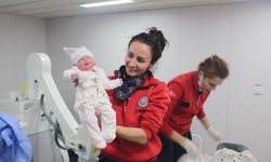 Depremzede kadının bebeği, TCG Bayraktar'da dünyaya geldi