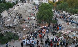 7.7 büyüklüğündeki depremde can kaybı 912'ye yükseldi