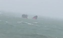 Seamark isimli gemi, şiddetli rüzgarın etkisiyle ikiye bölünerek battı