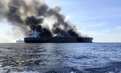 Malezya'da kıyılarındaki gemide yangın