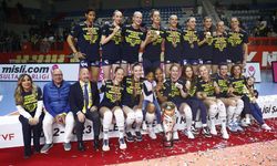 Sanmar sponsorluğundaki Fenerbahçe Opet Kadın Voleybol Takımı şampiyonluğunu kutluyor