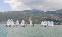 Eğirdir’de Mavi Göl Optimist Yelken Yarışları start aldı