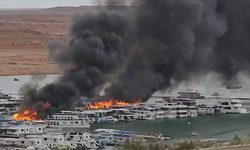 ABD'de bulunan Wahweap marinada tekneler alev alev yandı