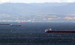 Karadeniz'de ilerleyemeyen gemiler Sinop'a sığındı