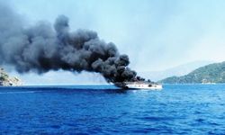 Alev alev yanan teknedeki 3 kişi yaralandı
