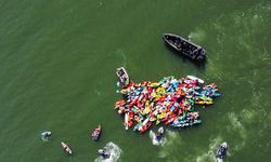 Yüzlerce aktivist kanolarla limanı kapattı