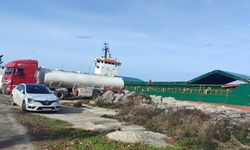 Karaya oturan gemideki 50 ton yakıt tahliye ediliyor