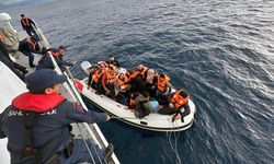 Düzensiz göçmenleri taşıyan bot arızalandı, Sahil Güvenlik kurtardı
