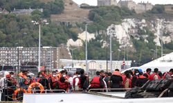 Manş Denizi’nden İngiltere’ye göçmen kaçıran çete çökertildi